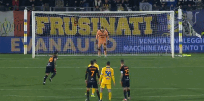 足协主席宋凯现身成都，徐正源、韦世豪、胡荷韬在酒店迎接（中国足协主席宋凯抵达成都，徐正源、韦世豪、胡荷韬在酒店迎候）