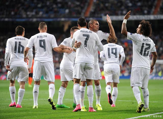 躺着进球，热那亚前锋科隆博在倒地情况下一脚完成破门