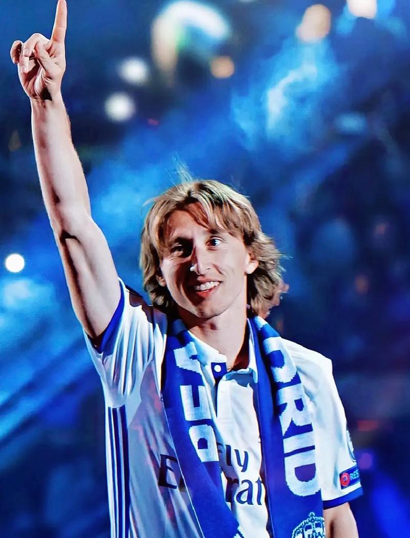 阿斯顿维拉客场4-3击败布莱顿，斩获8连胜，升至积分榜第三，距曼城仅1分，将于12月6日主场对阵阿森纳。